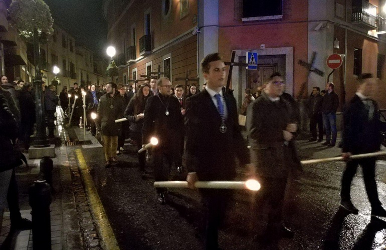 Cortejo del vía crucis oficial con el asfalto mojado por la aplicación del líquido que permitirá retirar más fácilmente la cera Cortejo del vía crucis oficial con el asfalto mojado por la aplicación del líquido que permitirá retirar más fácilmente la cera