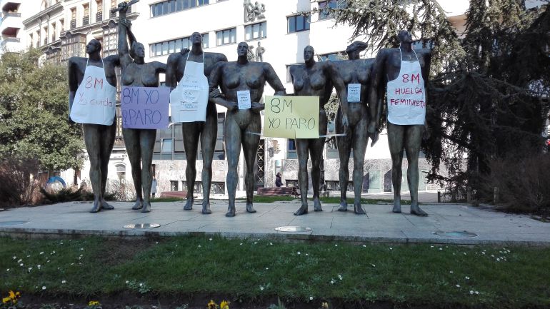 El 'Monumento a la concordia', estatua de Esperanza D'Ors, ubicada en la plaza del Carbayón, con carteles y mandiles llamando a la huelga feminista del 8 de marzo. El 'Monumento a la concordia', estatua de Esperanza D'Ors, ubicada en la plaza del Carbayón, con carteles y mandiles llamando a la huelga feminista del 8 de marzo.