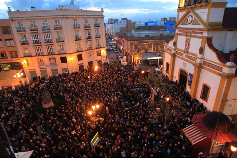 La Línea dijo basta en la Plaza de la Iglesia en una multitudinaria concentración La Línea dijo basta en la Plaza de la Iglesia en una multitudinaria concentración