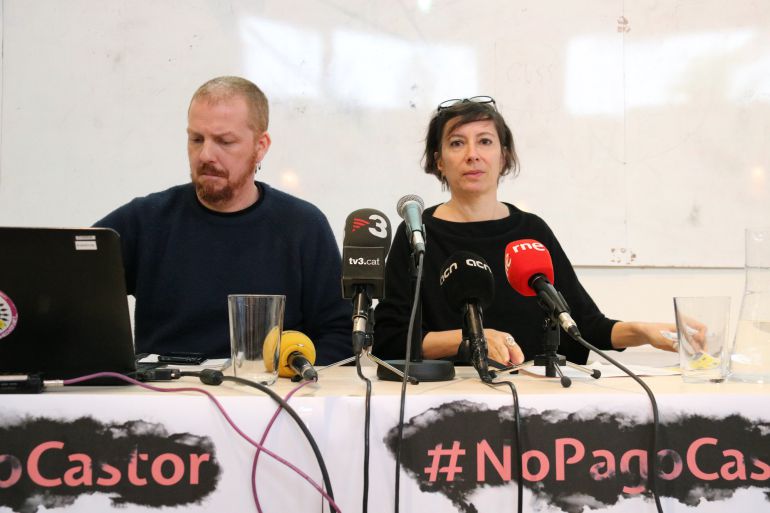 Alfons Pérez, del Observatorio de la Deuda en la Globalitzación y Simona Levi, de Xnet, presentan la querella contra los responsables políticos y empresarios del projecto Castor Alfons Pérez, del Observatorio de la Deuda en la Globalitzación y Simona Levi, de Xnet, presentan la querella contra los responsables políticos y empresarios del projecto Castor