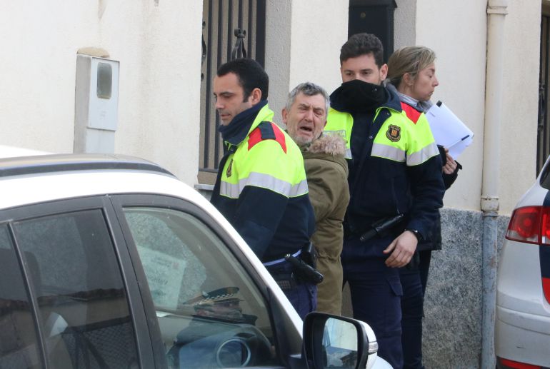 Jordi Magentí durant l'escorcoll a la casa on viu amb el seu oncle al Carrer Nou d'Anglès Jordi Magentí durant l'escorcoll a la casa on viu amb el seu oncle al Carrer Nou d'Anglès