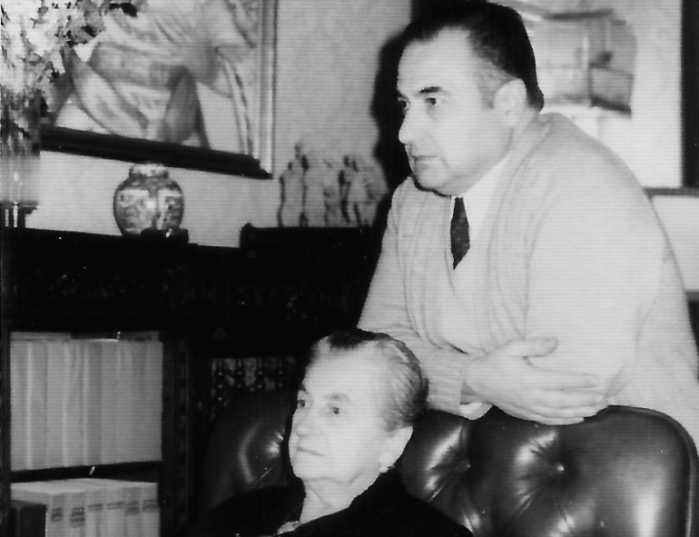 Miguel López Escribano en una escena familiar junto a su madre Miguel López Escribano en una escena familiar junto a su madre