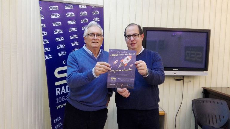El bodeguero Luis Pérez y Eugenio Camacho, director de Hoy por Hoy Jerez, con el cartel anunciador del tercer aniversario de Ser Emprendedores El bodeguero Luis Pérez y Eugenio Camacho, director de Hoy por Hoy Jerez, con el cartel anunciador del tercer aniversario de Ser Emprendedores