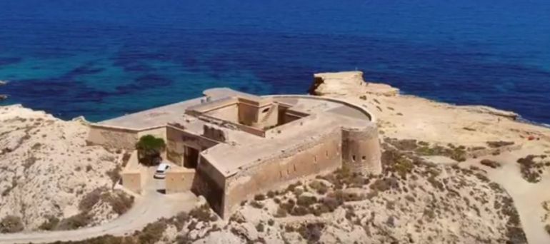 Ponen a la venta un castillo del siglo XVIII situado en pleno parque natural de Cabo de Gata. Ponen a la venta un castillo del siglo XVIII situado en pleno parque natural de Cabo de Gata.