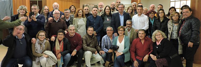 Un PSOE fracturado por la mitad reelegía a Fernando Martínez como secretario general de la capital. Un PSOE fracturado por la mitad reelegía a Fernando Martínez como secretario general de la capital.