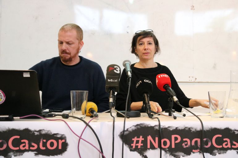 Alfons Pérez, de l’Observatori del Deute en la Globalització i Simona Levi, d’Xnet, han presentat als mitjans de comunicació la querella contra els responsables polítics del projecte Castor. Alfons Pérez, de l’Observatori del Deute en la Globalització i Simona Levi, d’Xnet, han presentat als mitjans de comunicació la querella contra els responsables polítics del projecte Castor.