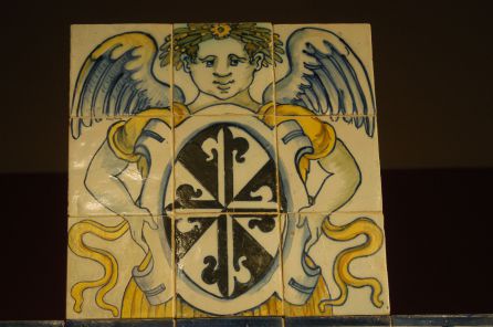 Detalle del Retablo de azulejos de la Sacristía de Santo Domingo que muestra la cruz de la orden de los dominicos Detalle del Retablo de azulejos de la Sacristía de Santo Domingo que muestra la cruz de la orden de los dominicos