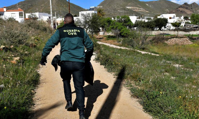 Miembros de la Guardia Civil, reforzados por medios aéreos, además de los Grupos Especiales de Actividades Subacuáticas, y unidades caninas de búsqueda de personas, participan en la búsqueda del menor desaparecido ayer en el paraje de las Hortichuelas en Níjar (Almeria). Miembros de la Guardia Civil, reforzados por medios aéreos, además de los Grupos Especiales de Actividades Subacuáticas, y unidades caninas de búsqueda de personas, participan en la búsqueda del menor desaparecido ayer en el paraje de las Hortichuelas en Níjar (Almeria).