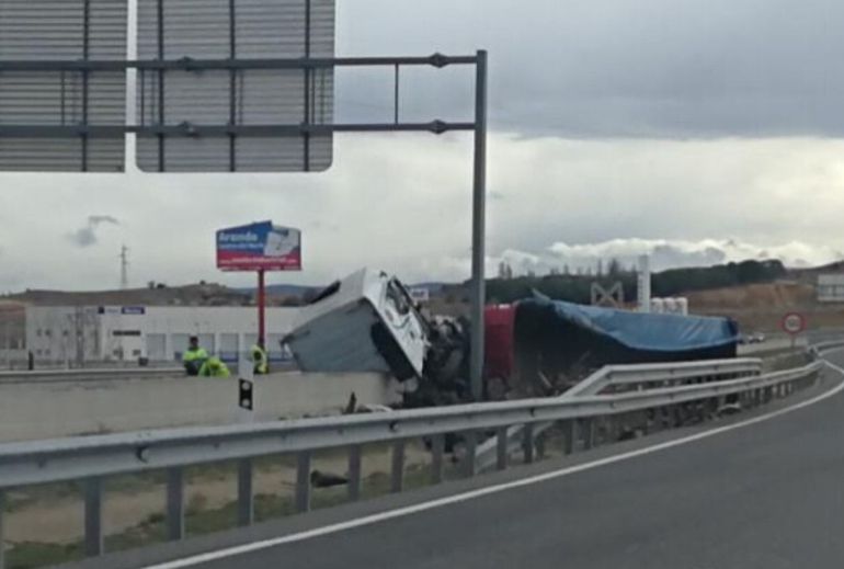 La cabina del camión accidentado quedó girada hacia la carga tras el vuelco La cabina del camión accidentado quedó girada hacia la carga tras el vuelco
