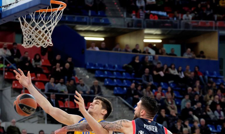 Poirier trata de impedir la canasta de Marko Todorovic, del Khimki. Poirier trata de impedir la canasta de Marko Todorovic, del Khimki.
