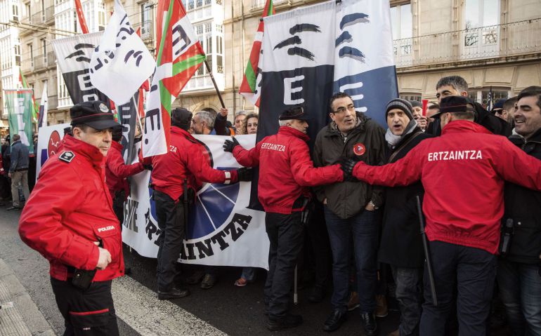 Los médicos aclaran que no harán el juego a la estrategia sindical de los ertzainas Los médicos aclaran que no harán el juego a la estrategia sindical de los ertzainas