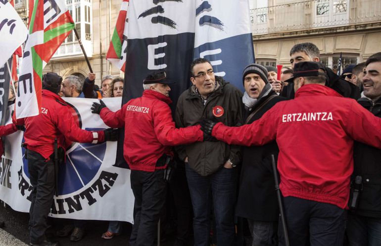 Los antidisturbios solicitarán la primera cita médica en el Departamento de Seguridad Los antidisturbios solicitarán la primera cita médica en el Departamento de Seguridad