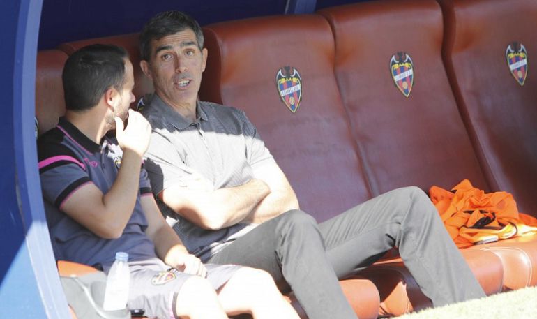 Muñiz en el banquillo de Orriols Muñiz en el banquillo de Orriols
