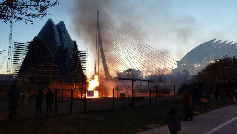 Incendio en el entorno de la Ciudad de las Artes y las Ciencias de Valencia Incendio en el entorno de la Ciudad de las Artes y las Ciencias de Valencia