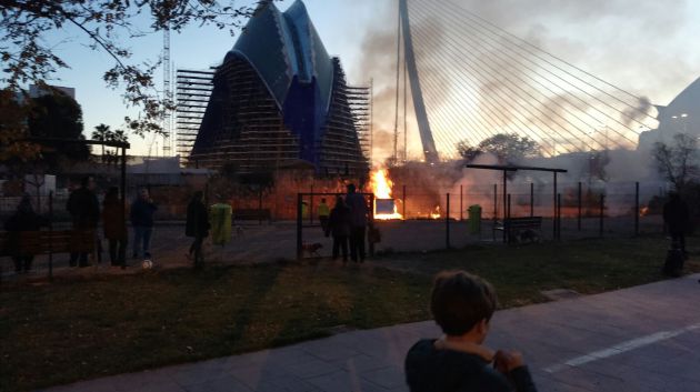 Incendio en el entorno de la Ciudad de las Artes y las Ciencias de Valencia Incendio en el entorno de la Ciudad de las Artes y las Ciencias de Valencia
