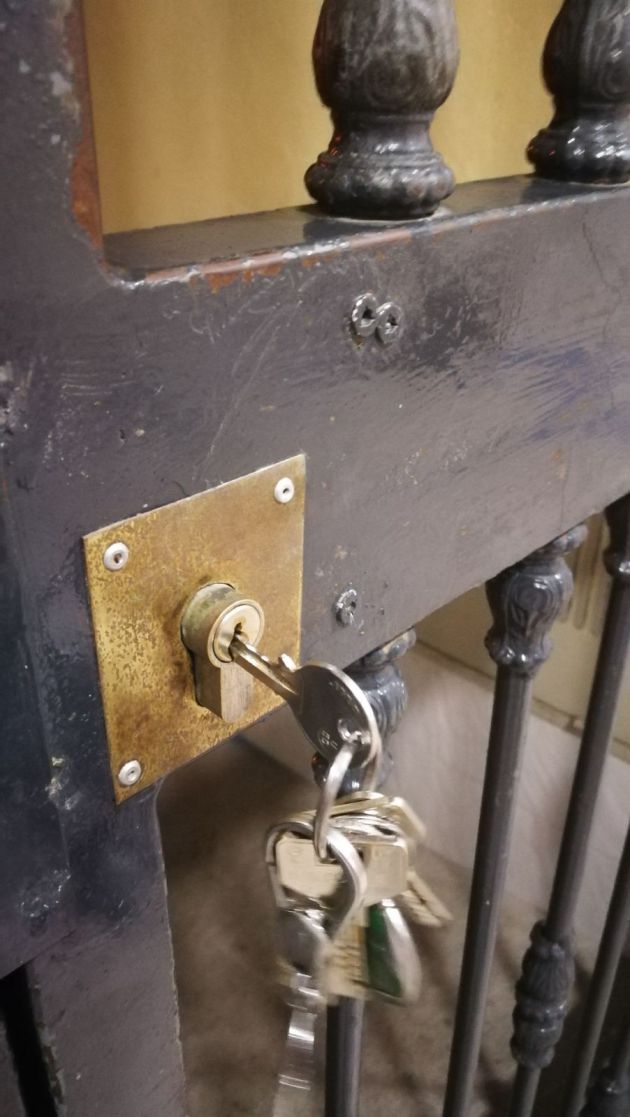Cerraduras rotas porque muchos inquilinos, que llegan borrachos por las noches, no son capaces de abrir la puerta...acaban dándole una patada Cerraduras rotas porque muchos inquilinos, que llegan borrachos por las noches, no son capaces de abrir la puerta...acaban dándole una patada