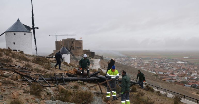 Los operarios han trabajado durante el fin de semana en el cerro Calderico donde se asientan los históricos molinos de viento de Consuegra Los operarios han trabajado durante el fin de semana en el cerro Calderico donde se asientan los históricos molinos de viento de Consuegra