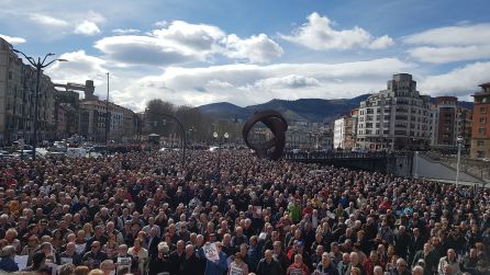 Nueva concentración masiva de pensionistas en Bilbao Nueva concentración masiva de pensionistas en Bilbao