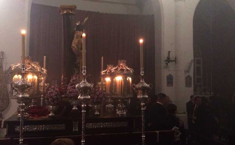 Parihuela del Cristo del Perdón en el interior de la iglesia de San Miguel bajo Parihuela del Cristo del Perdón en el interior de la iglesia de San Miguel bajo
