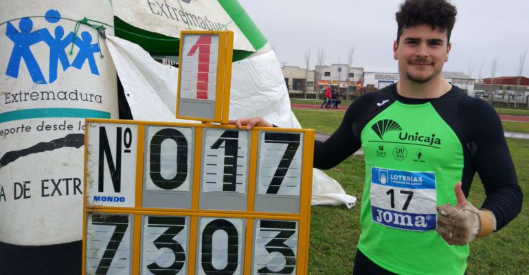 Alberto González con el cartel que anuncia su marca en el Campeonato de España. Alberto González con el cartel que anuncia su marca en el Campeonato de España.