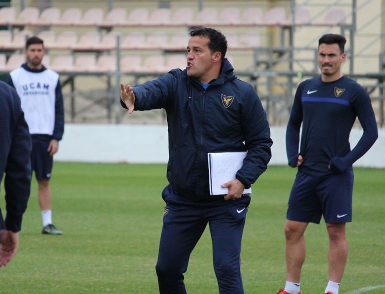 Luís Casas sigue al frente del UCAM CF... por el momento Luís Casas sigue al frente del UCAM CF... por el momento