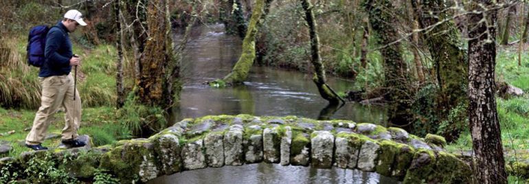 Un peregrino cruza un puente a su paso por Pontevedra Un peregrino cruza un puente a su paso por Pontevedra