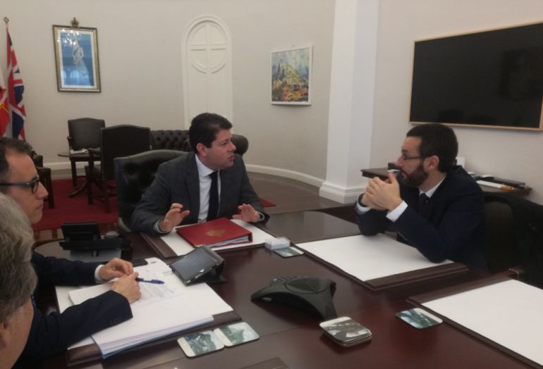 El alcalde de La Línea, Juan Franco (dcha) y Fabián Picardo, Ministro principal de Gibraltar El alcalde de La Línea, Juan Franco (dcha) y Fabián Picardo, Ministro principal de Gibraltar