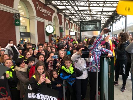 Multitudinario recibimiento a Óscar Husillos en la Estación de Palencia Multitudinario recibimiento a Óscar Husillos en la Estación de Palencia