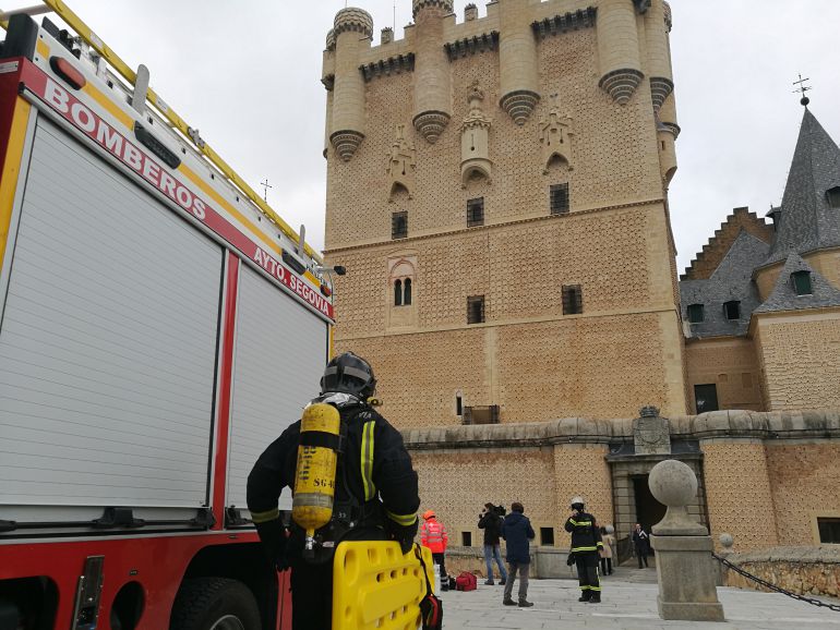 Los bomberos de Segovia participan en el ejercicio para probar los sistemas contra el fuego del monumento Los bomberos de Segovia participan en el ejercicio para probar los sistemas contra el fuego del monumento