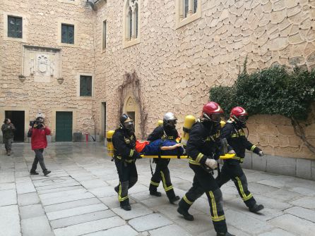 Varios bomberos evacúan a uno de los heridos durante el simulacro de incendio del Alcázar Varios bomberos evacúan a uno de los heridos durante el simulacro de incendio del Alcázar