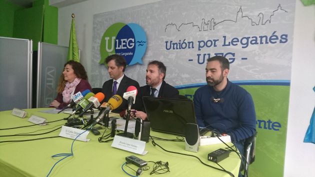 El portavoz de ULEG, Carlos Delgado, rodeado por sus concejales El portavoz de ULEG, Carlos Delgado, rodeado por sus concejales