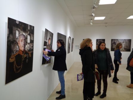 Paco Santamaría recoloca uno de los retratos momentos antes de inaugurarse la exposición Paco Santamaría recoloca uno de los retratos momentos antes de inaugurarse la exposición