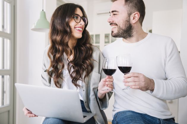 Gracias a este artículo por fin hemos aprendido a coger bien una copa de vino. ¡Gracias Club Gastro! Gracias a este artículo por fin hemos aprendido a coger bien una copa de vino. ¡Gracias Club Gastro!