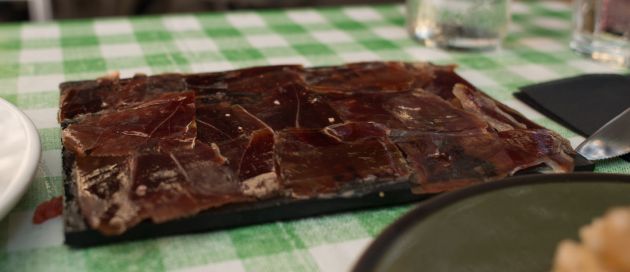 Pagar el jamón ibérico a precio de oro para que te lo sirvan repegado en el plato Pagar el jamón ibérico a precio de oro para que te lo sirvan repegado en el plato