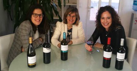 Gema Garrido, a la derecha, con otras compañeras de trabajo en bodega Gema Garrido, a la derecha, con otras compañeras de trabajo en bodega