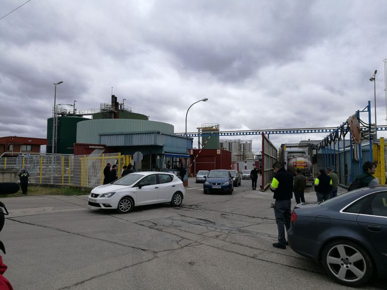 120 trabajadores fueron desalojados de la fábrica por precaución 120 trabajadores fueron desalojados de la fábrica por precaución