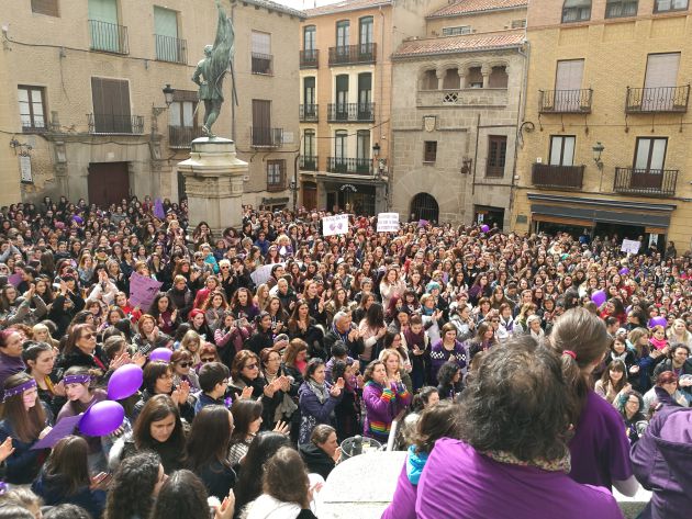 Imagen de una abarrotada Plaza de San Martín en la que predomina el color morado Imagen de una abarrotada Plaza de San Martín en la que predomina el color morado