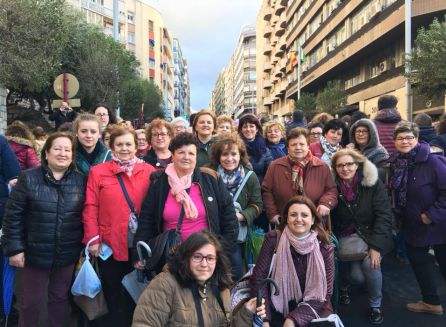 Las mujeres pealeñas con su alcaldesa, Ana Dolores Rubia a la cabeza desembarcaron con gran entusiasmo reivindicativo en la manifestacion de la Capital Las mujeres pealeñas con su alcaldesa, Ana Dolores Rubia a la cabeza desembarcaron con gran entusiasmo reivindicativo en la manifestacion de la Capital