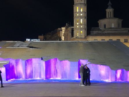 La fuente de la Hispanidad, en la Plaza del Pilar, se ilumina de morado La fuente de la Hispanidad, en la Plaza del Pilar, se ilumina de morado