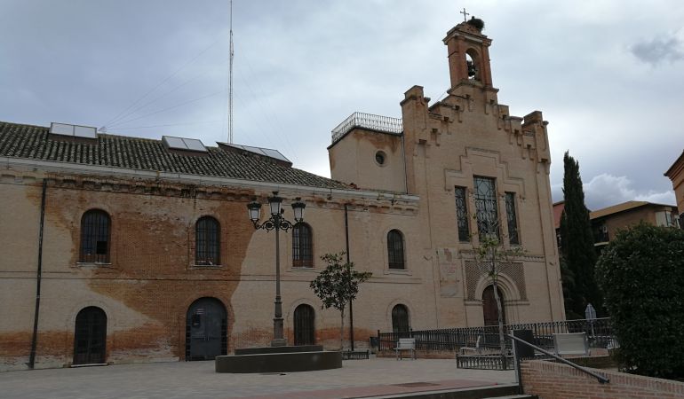 Las obras de rehabilitación comprenden la iglesia y el convento de la Sagrada Familia. Las obras de rehabilitación comprenden la iglesia y el convento de la Sagrada Familia.