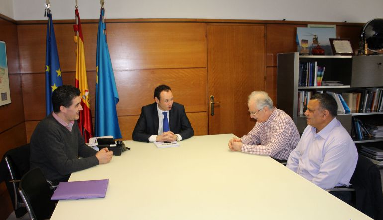 El consejero de Presidencia, Guillermo Martínez (en el centro), en la reunión mantenida con el presidente de la Comunidad Islámica del Principado de Asturias (segundo por la derecha). El consejero de Presidencia, Guillermo Martínez (en el centro), en la reunión mantenida con el presidente de la Comunidad Islámica del Principado de Asturias (segundo por la derecha).