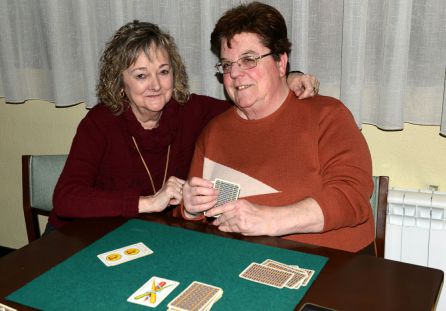 Begoña y Maite jugando a las cartas Begoña y Maite jugando a las cartas