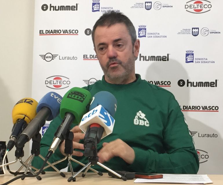 Porfi Fisac atiende a los medios en la sala de prensa del Gasca Porfi Fisac atiende a los medios en la sala de prensa del Gasca