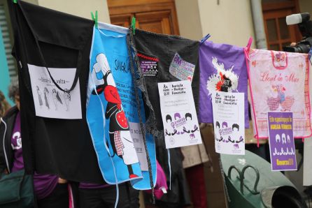Delantales y carteles reivindicativos en la jornada del 8M en Cuéllar Delantales y carteles reivindicativos en la jornada del 8M en Cuéllar