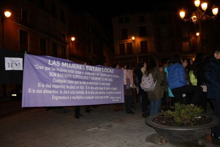 Pancarta reivindicativa durante la concentración del 8M en la Plaza Mayor de Cuéllar Pancarta reivindicativa durante la concentración del 8M en la Plaza Mayor de Cuéllar