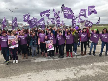Mujeres trabajadoras se concentraron ayer a las puertas de su trabajo en Cuéllar Mujeres trabajadoras se concentraron ayer a las puertas de su trabajo en Cuéllar