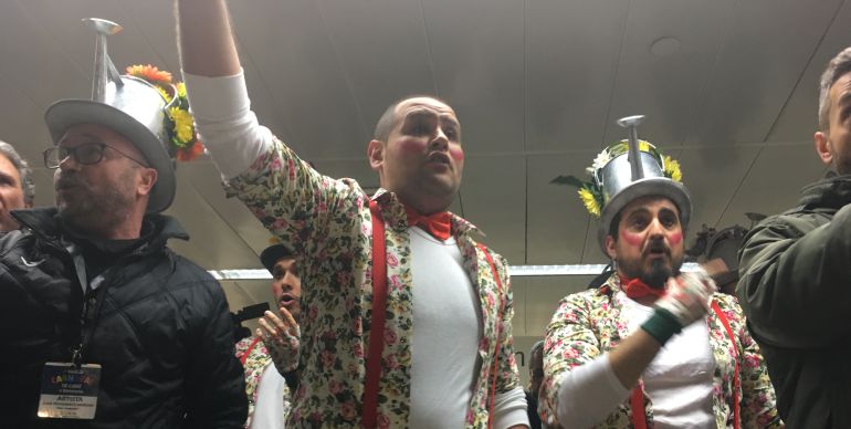 Juan Carlos Cruz, promotor de la comparsa Los Primavera, canta en la estación de Sants con componentes del coro de Julio Pardo Juan Carlos Cruz, promotor de la comparsa Los Primavera, canta en la estación de Sants con componentes del coro de Julio Pardo
