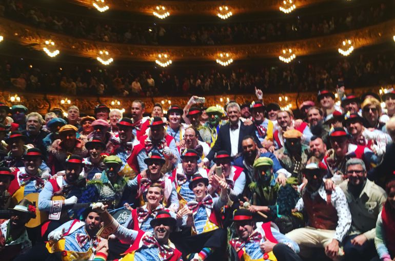 Foto de familia tras la actuación del Carnaval de Cádiz en el Liceo Foto de familia tras la actuación del Carnaval de Cádiz en el Liceo