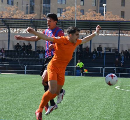 Titino Elizalde pelea un balón Titino Elizalde pelea un balón