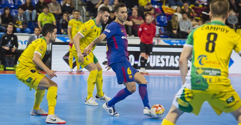 Varios jugadores del Jaén FS intentan frenar el avance de un hombre del Barcelona FS. Varios jugadores del Jaén FS intentan frenar el avance de un hombre del Barcelona FS.